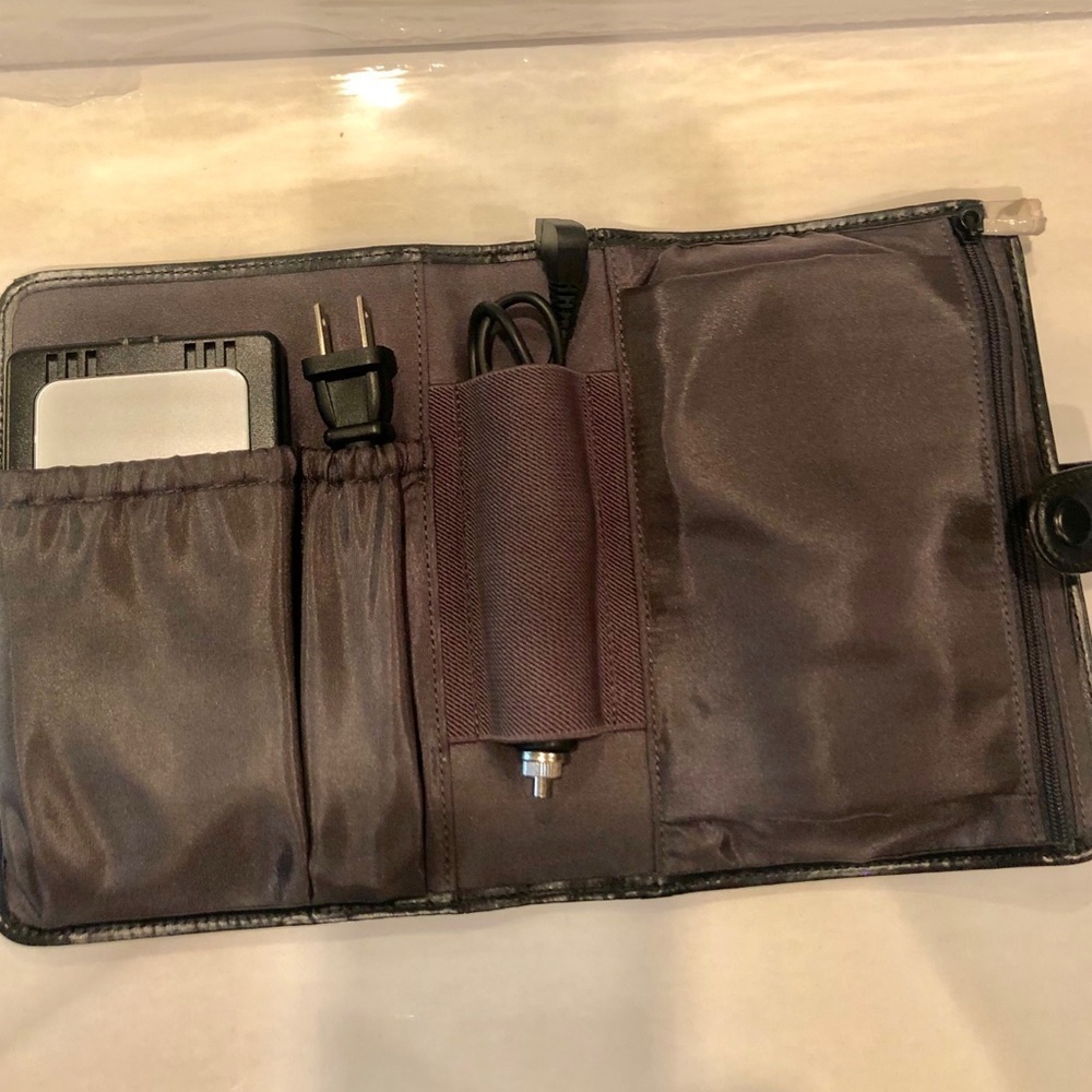 New Tumi Ultra SLIM Universal Power Adapter Kit - Picture 3 of 4